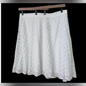 AVENUE A line lace Skirt NWT Size 22 White Pleated‎
